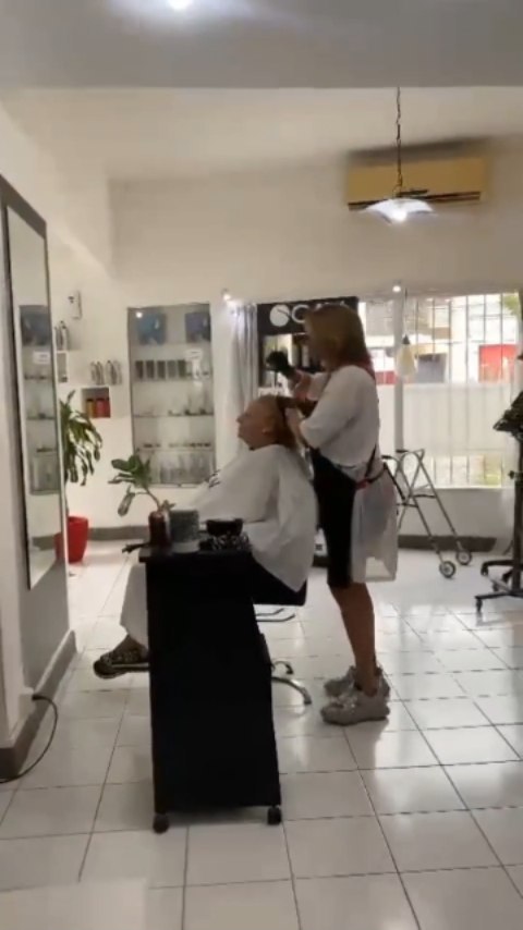 Estilista profesional cortando el cabello de una mujer en Peluqueria Imhoff
